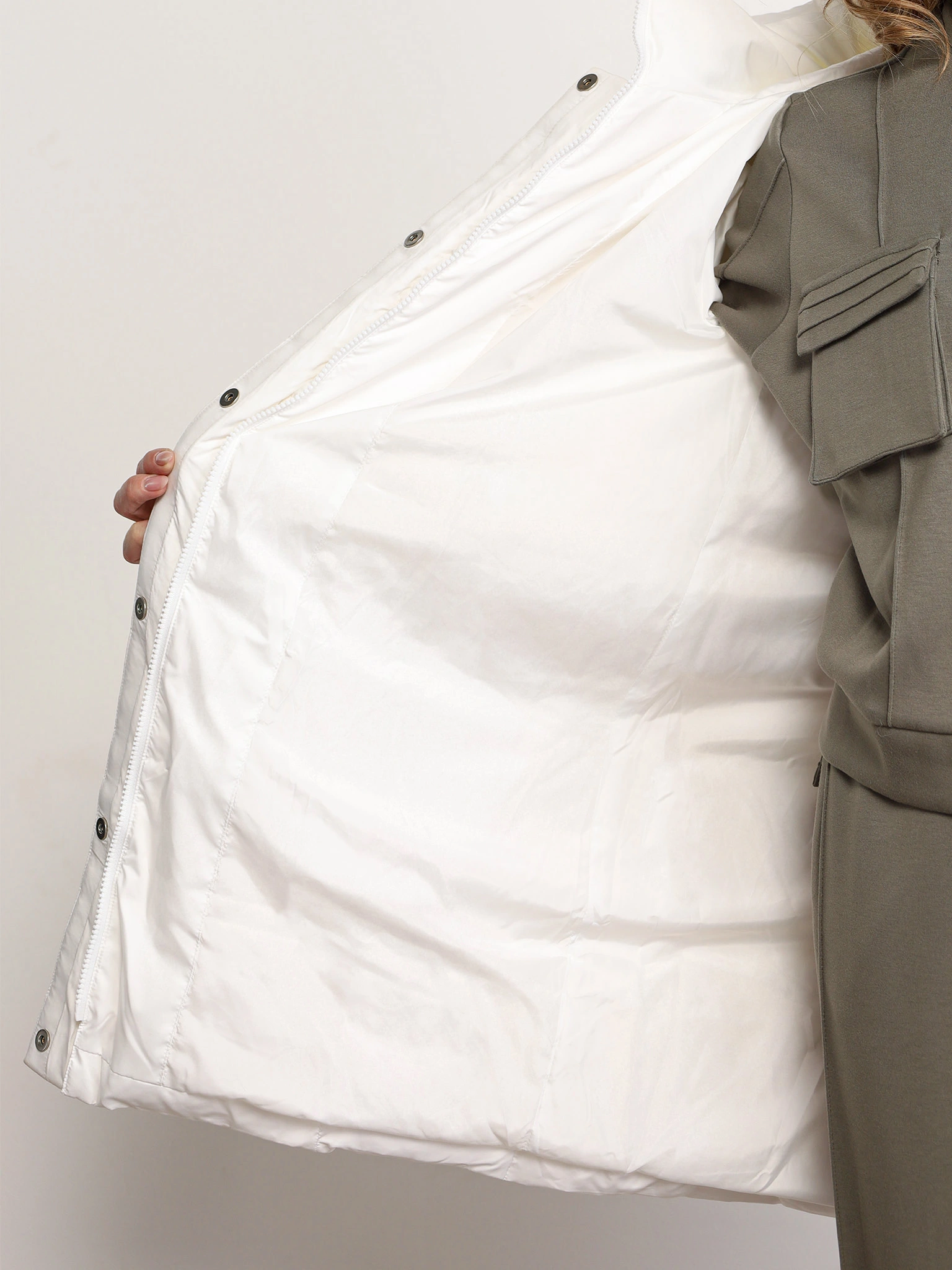 Пуховик белого цвета с капюшоном